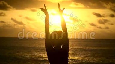 <strong>小女孩</strong>，一头<strong>短发</strong>，穿着一件T恤，在靠近大海的黄色夕阳下，举起双手